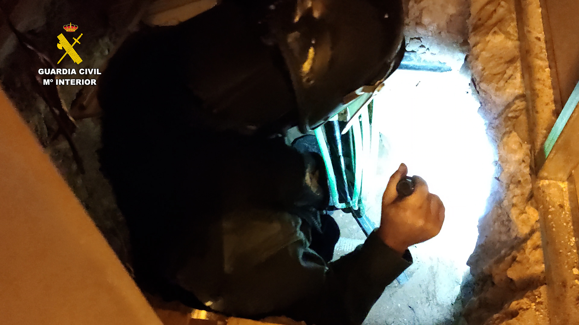 Detenidos en el interior de un túnel subterráneo para enganchar a la red eléctrica un cultivo de marihuana
