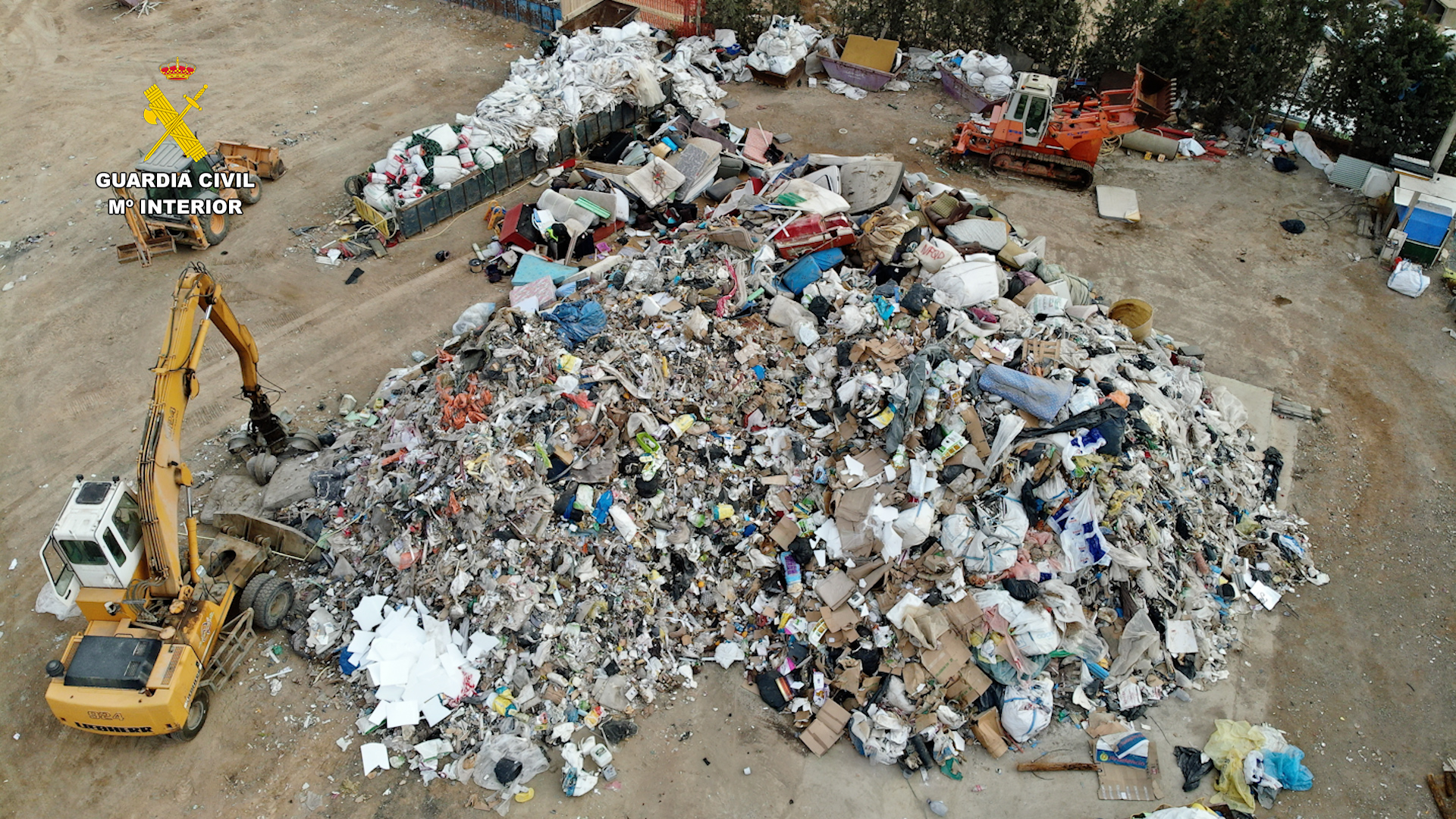 La Guardia Civil desarticula una organización criminal internacional dedicada al tráfico ilícito de residuos peligrosos de origen urbano