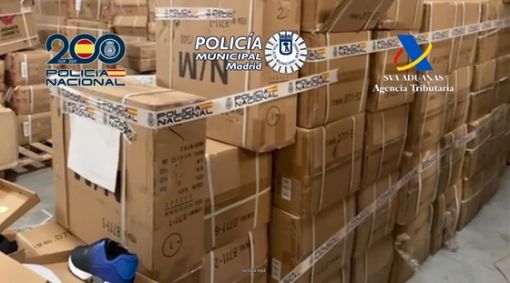 Desmantelados nueve establecimientos dedicados a la distribución de zapatillas falsificadas en Madrid, Toledo y Elche