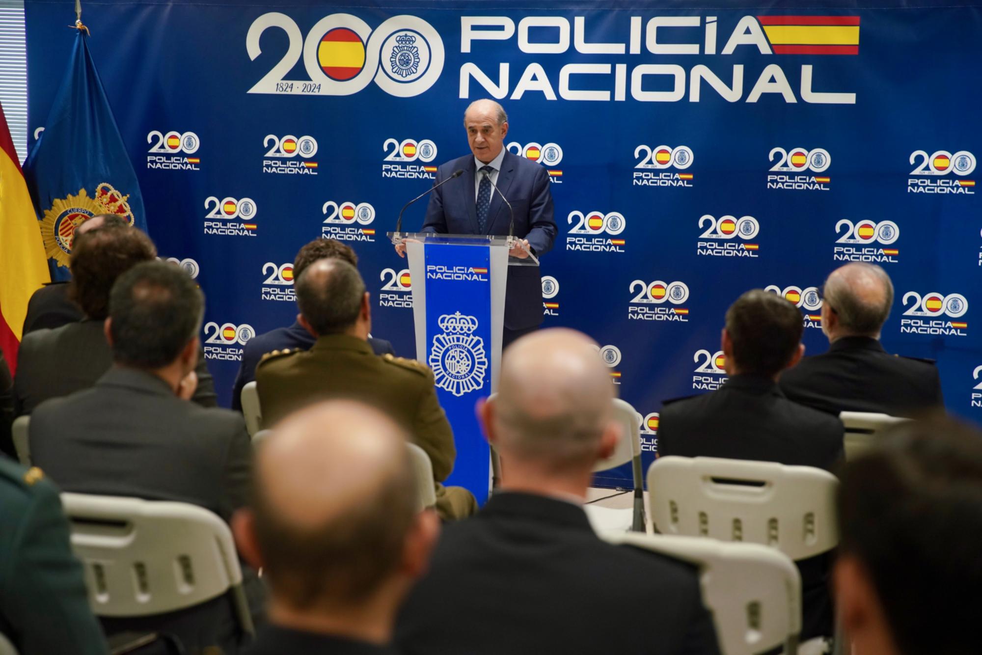 Plano general durante el discurso del director general de la Policía inaugurando la oficina de Documentación de Las Rozas