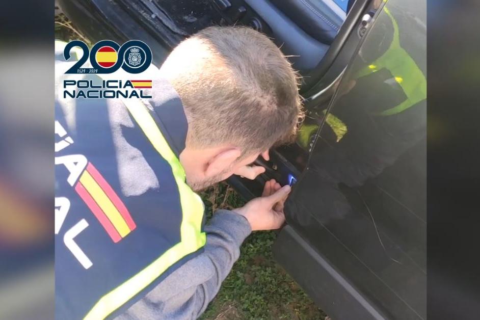 Un agente de la Policía Nacional inspecciona los datos de uno de los vehículos sustraidos