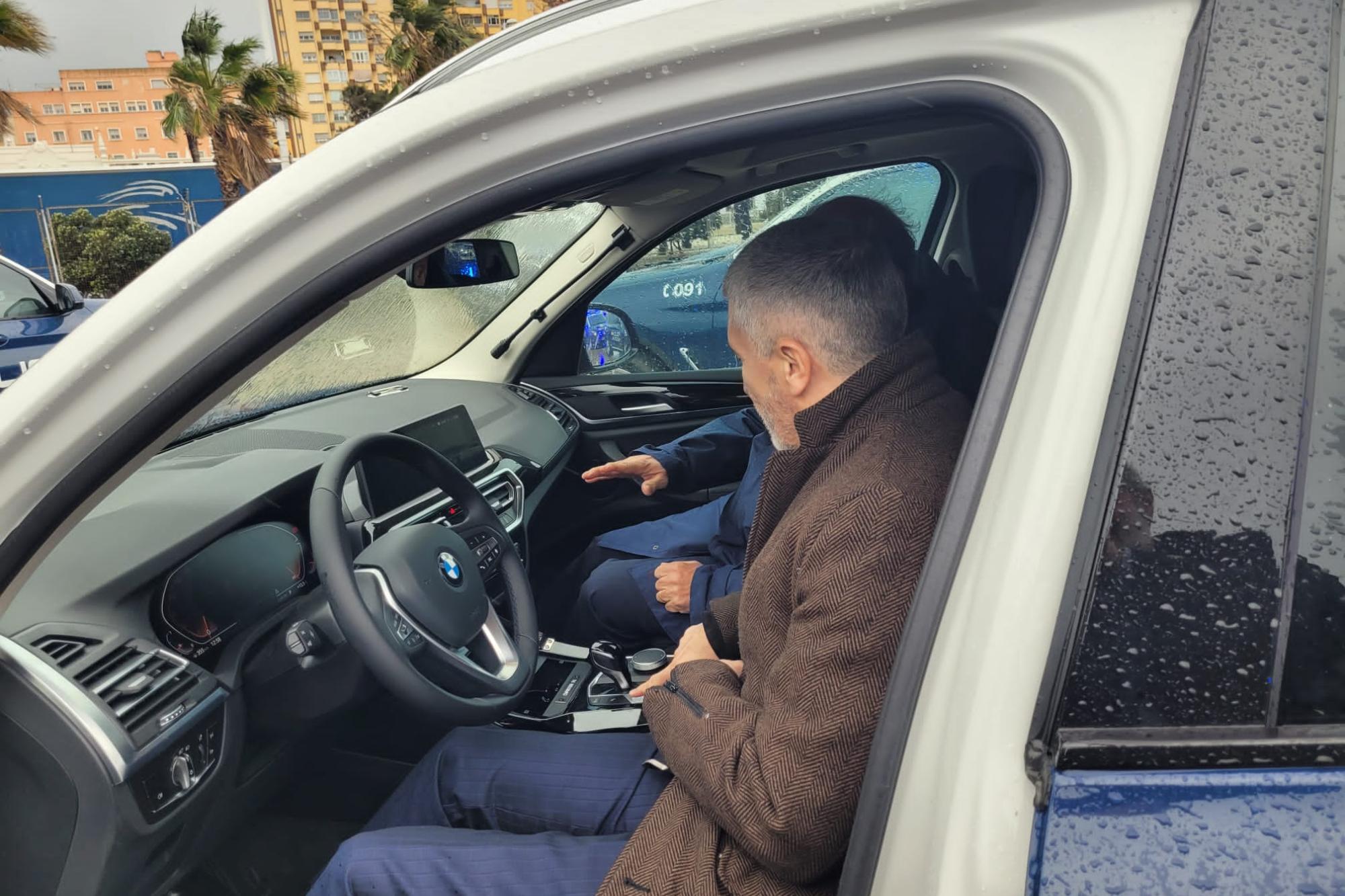 El ministro del Interior Fernando Grande-Marlaska visitando en Algeciras la nueva flota de vehículos tipo todoterreno y furgonetas.