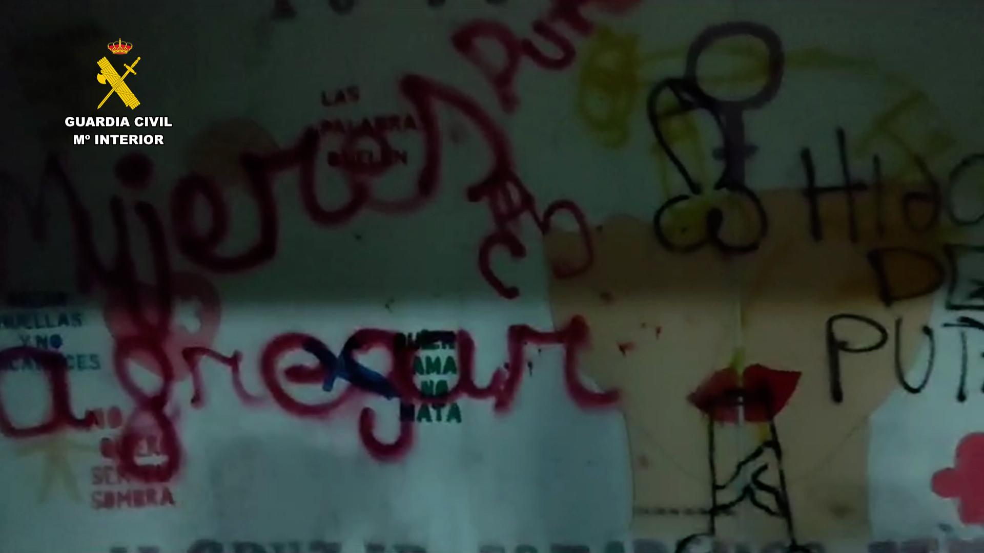 Imagen de los grafitis de carácter machistas y homófobas realizadas en la pared de un instituto en Seseña