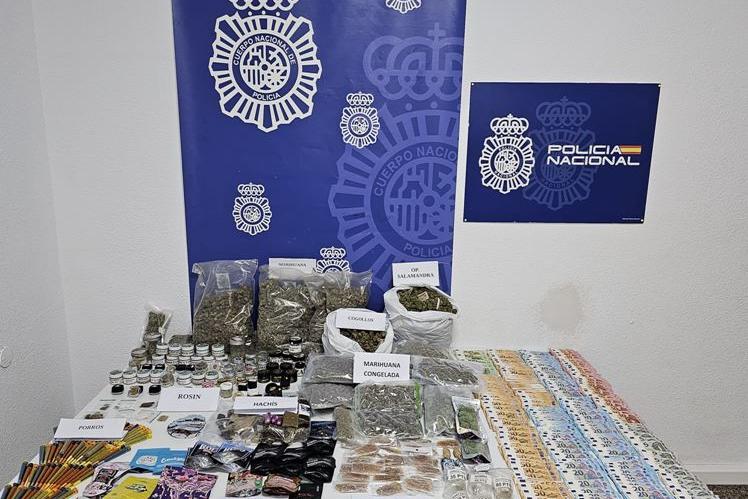 Material y sustancias estupefacientes incautadas por la Policía Nacional durante la operación Salamandra