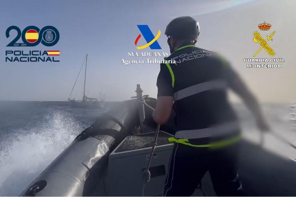 Agentes de la Guardia Civil interceptan en alta mar un narcovelero