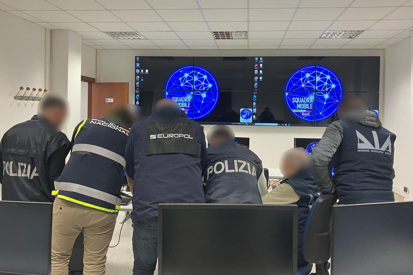 Agentes de Policía Nacional, Europol y Polizia durante la operación