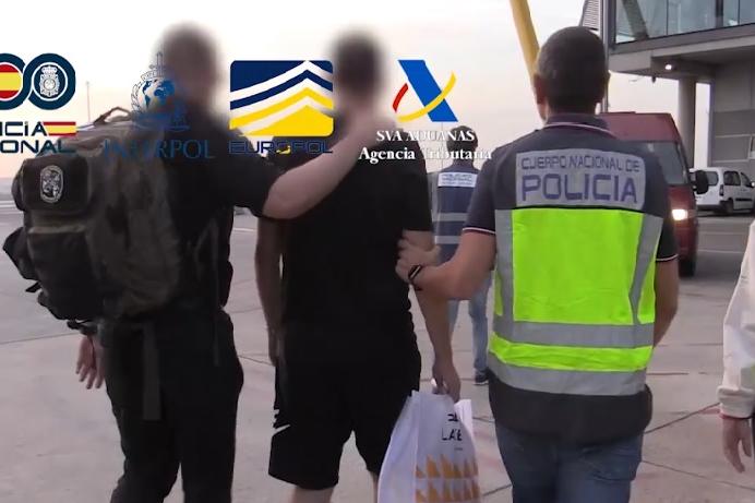 Agentes policiales llevando a uno de los detenidos en la operación Mursal contra amaños deportivos