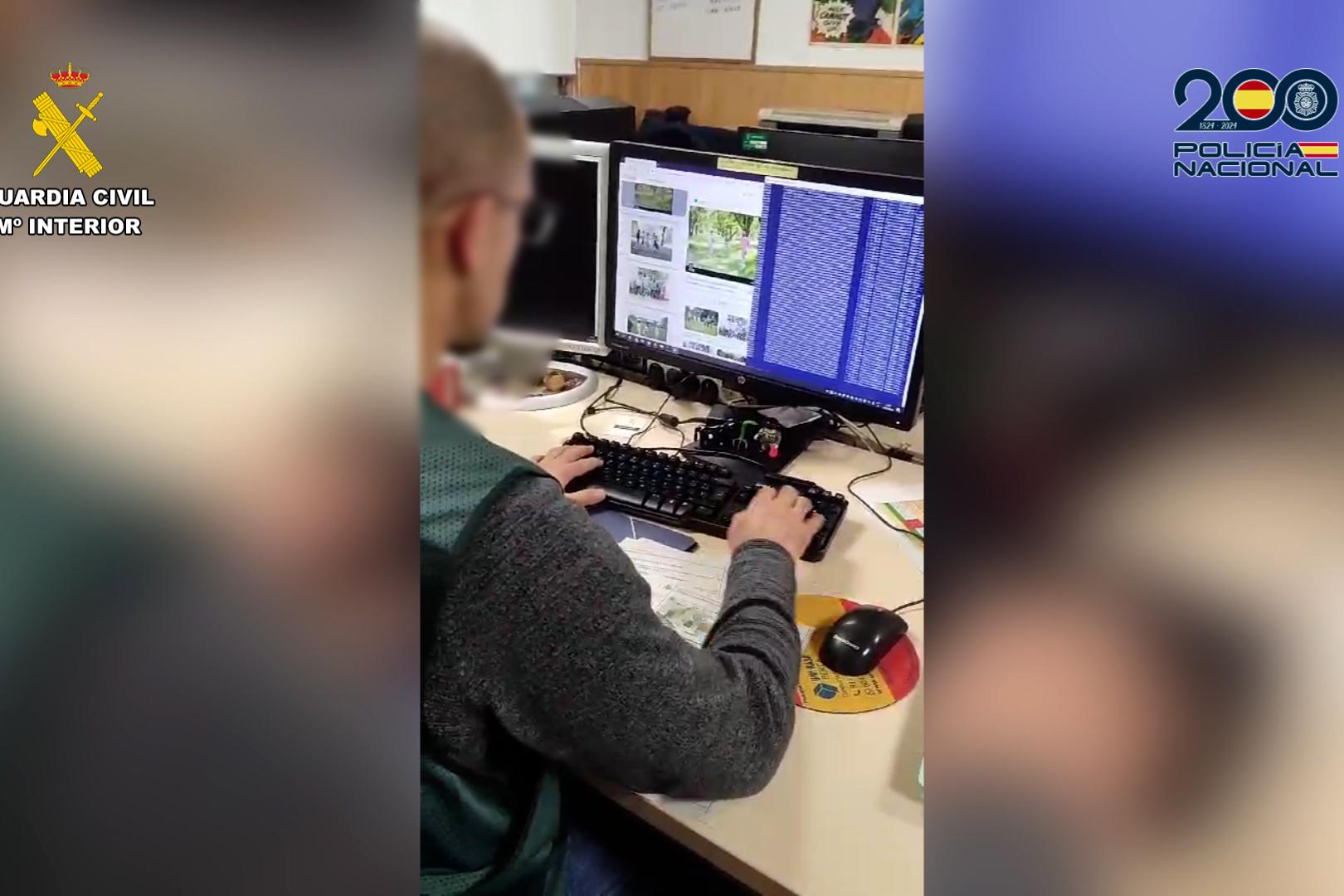 Agente visualizando las imágenes en un ordenador