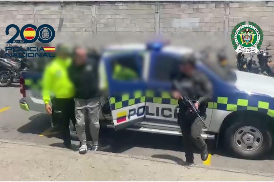 Agentes de la Policía Nacional y de la Policía Nacional de Colombia trasadan al detenido