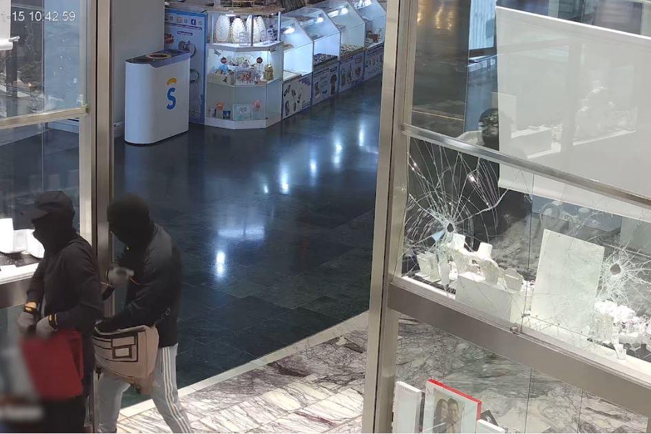 Imagen de las cámaras de seguridad de un centro comercial graban a los ladrones durante uno de los robos