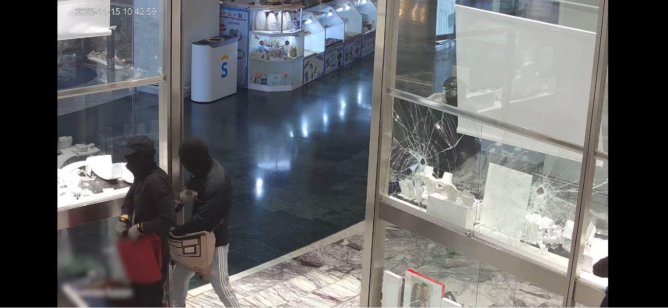 Imagen de las cámaras de seguridad de un centro comercial graban a los ladrones durante uno de los robos