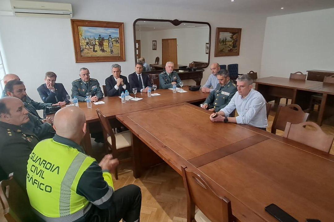 El director general se reúne en Sevilla con los mandos de la Guardia Civil y con los compañeros de los agentes fallecidos
