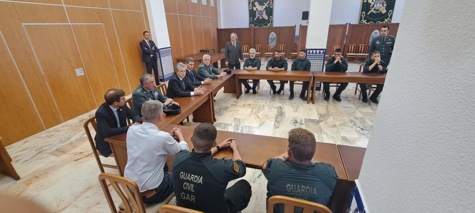 El director general se reúne en Sevilla con los mandos de la Guardia Civil y con los compañeros de los agentes fallecidos