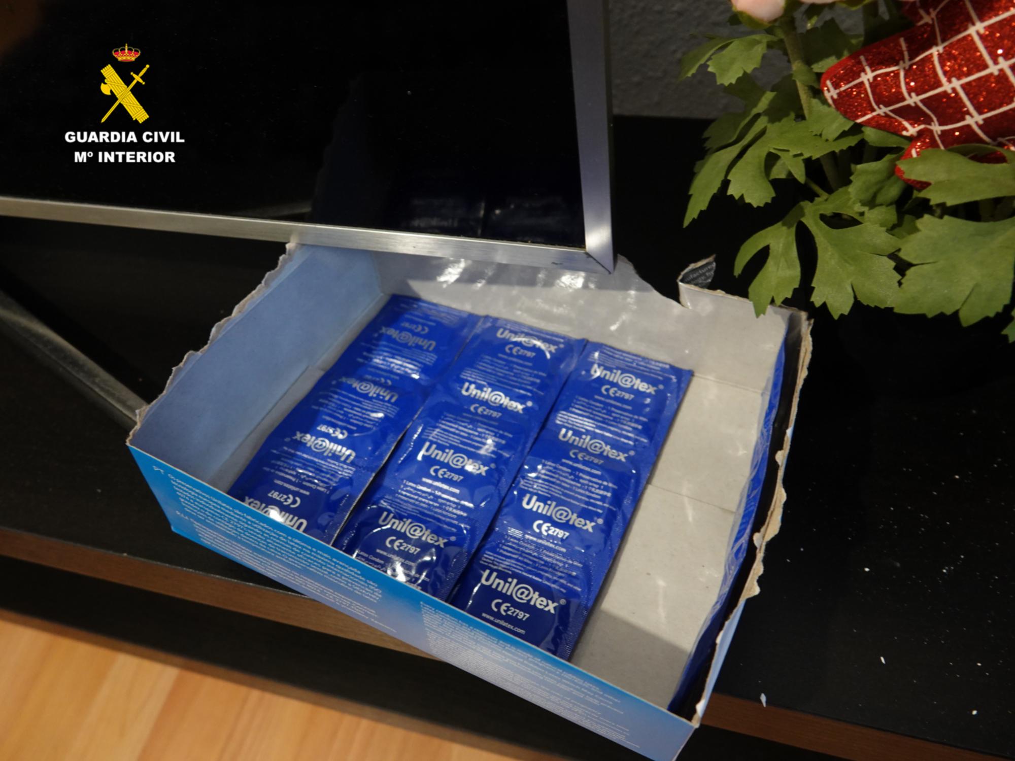 Imagen de una caja de preservativos encontrado durante el registro