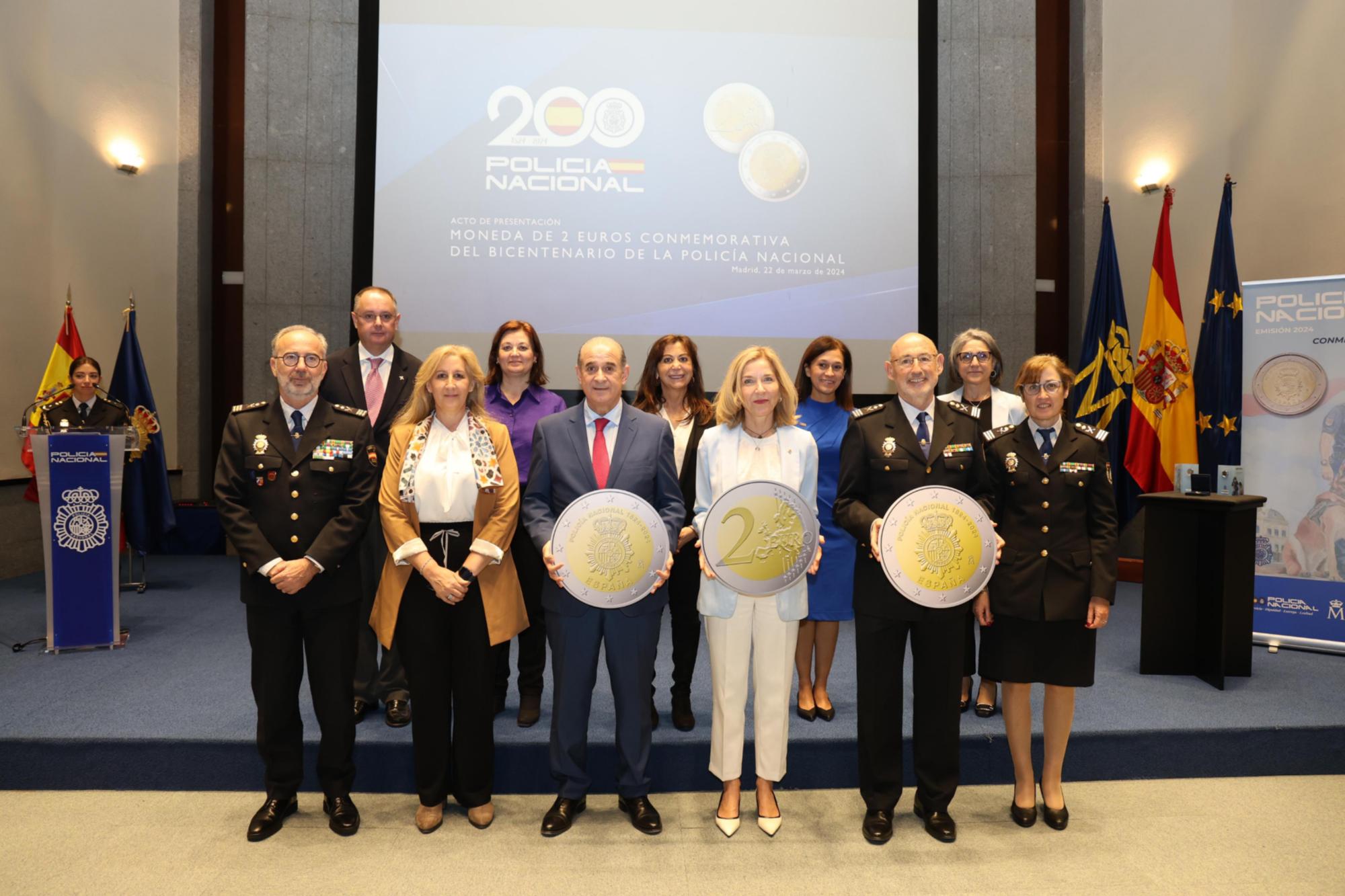 Foto de autoridades durante la presentación de la moneda de dos euros conmemorativa del 200 aniversario de la creación de la Policía Nacional