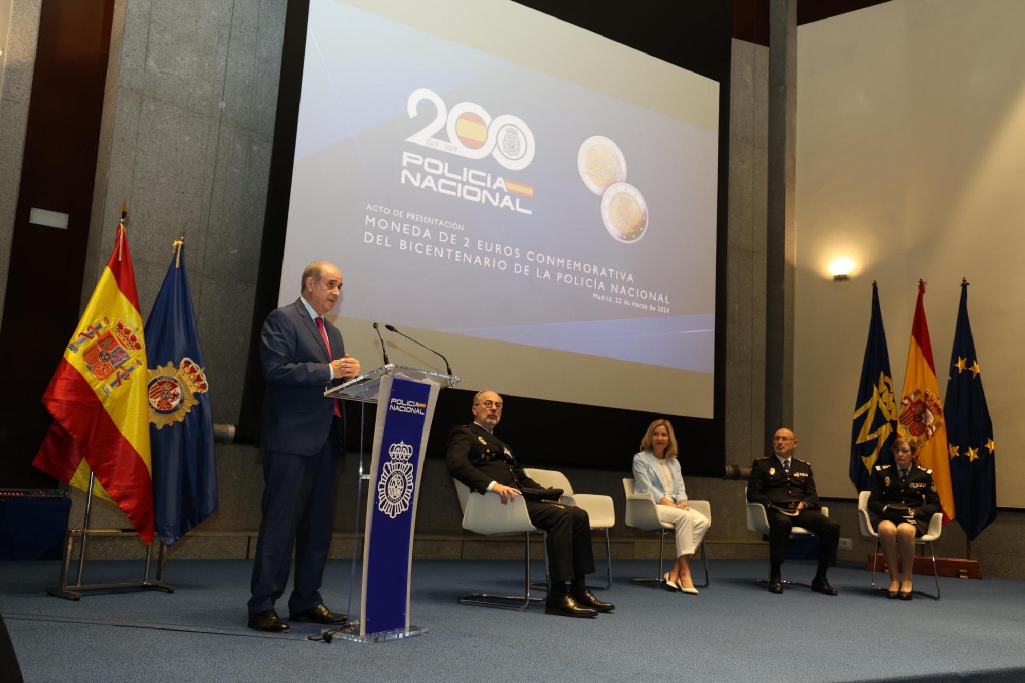 El director general de la Policía y la presidenta de la FNMT presentan la moneda de dos euros conmemorativa del Bicentenario de la Policía