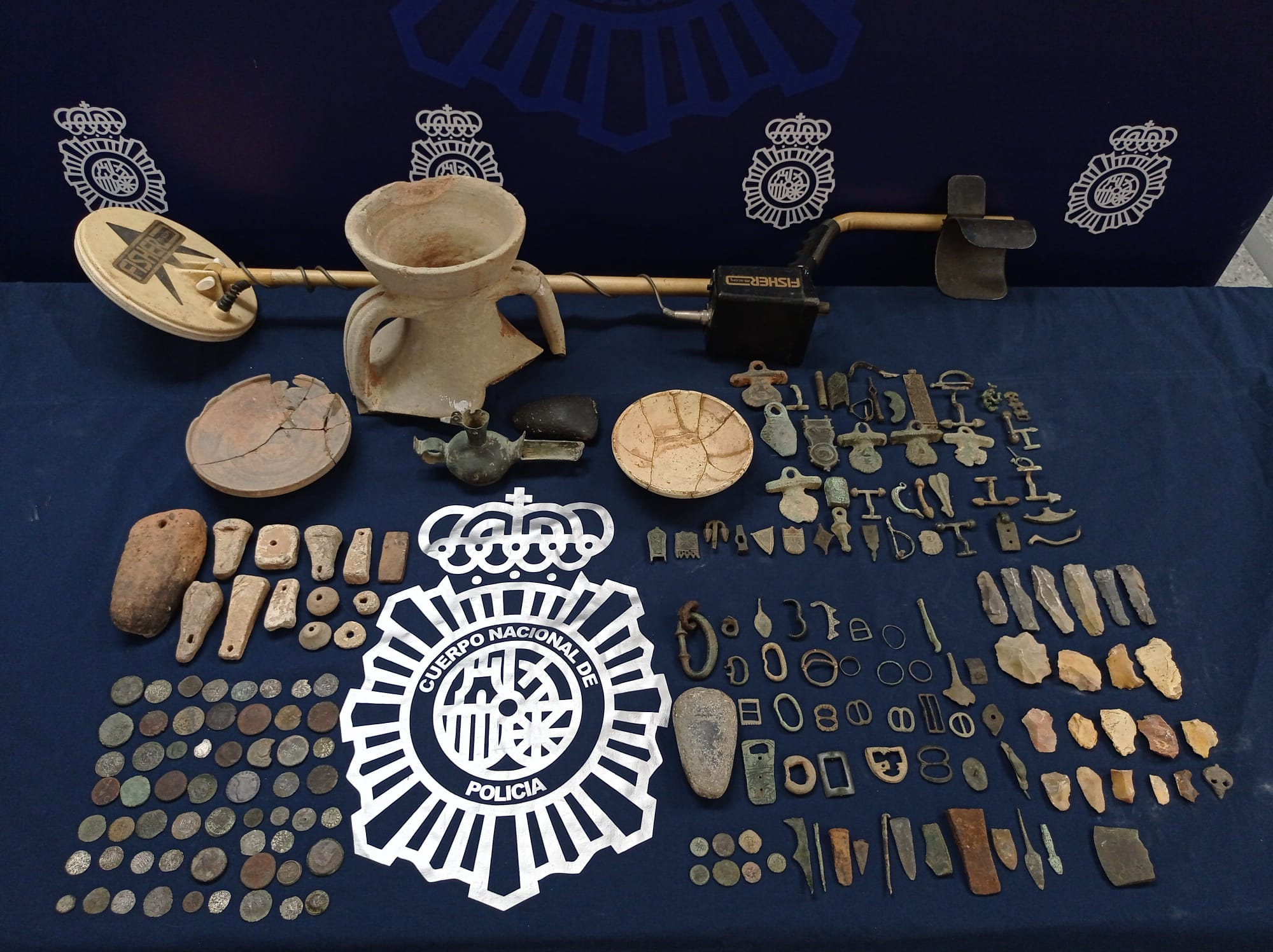 La Policía Nacional recupera en Sevilla 191 piezas arqueológicas procedentes de expolio 	que se ofertaban a través de redes sociales