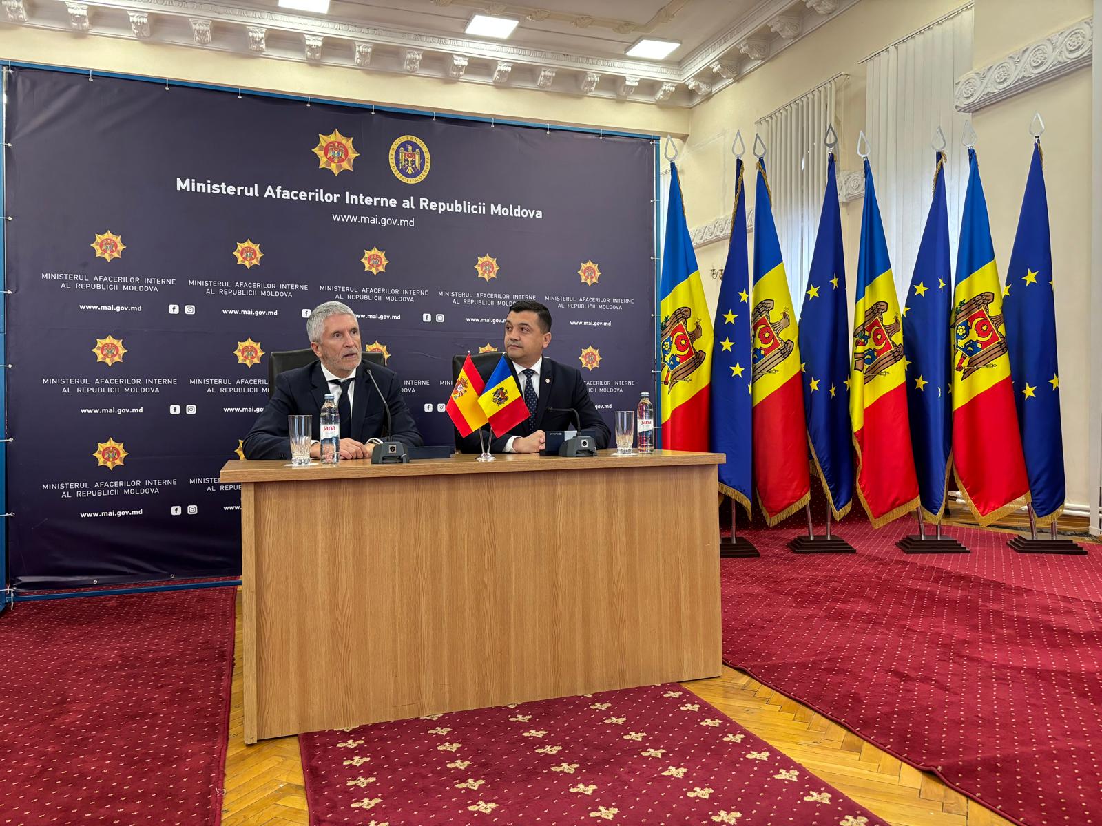 Grande-Marlaska refuerza la cooperación con Moldavia con la entrega de material de seguridad para la lucha contra el crimen organizado