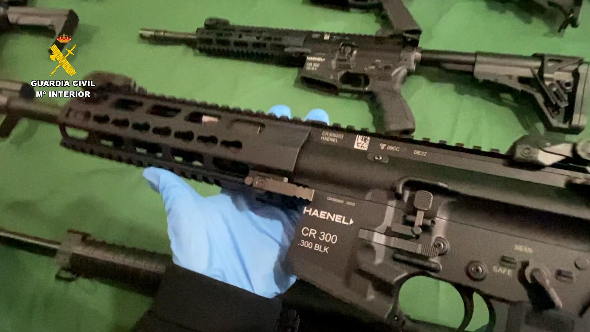 Imagen de parte delas armas incautadas durante la operación