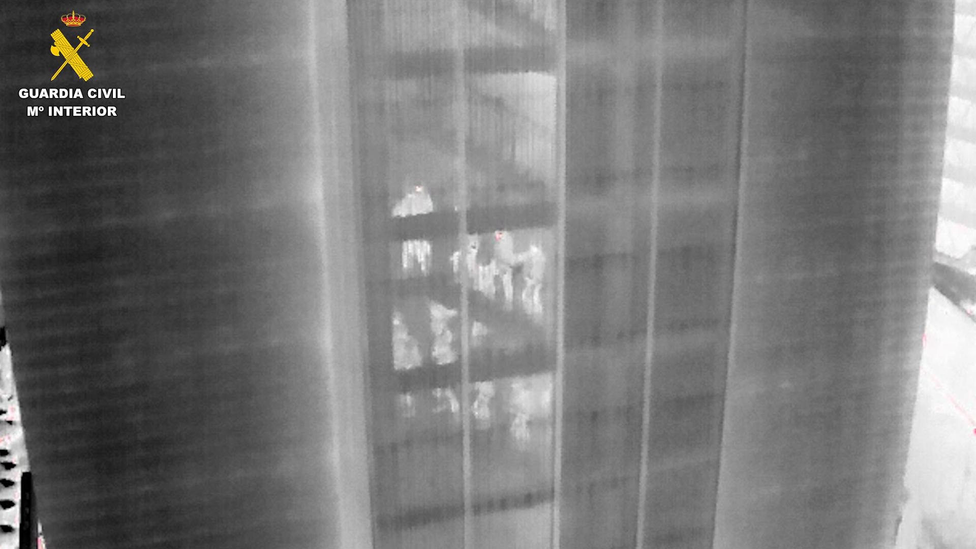 Imagen termica de los agentes dentro de un edificio antes de proceder a uno de los registros