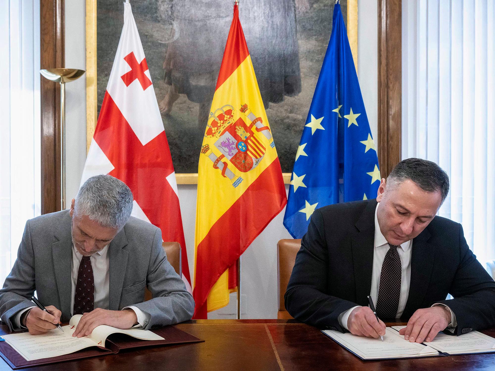 El Ministro Grande_Marlaska y Aleksandre Chikaidze estampan sus firmas en el acuerdo
