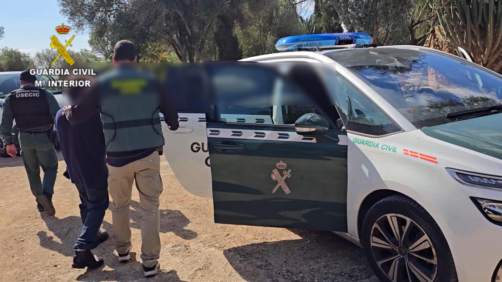 Agentes de la Guardia Civil trasladan al detenido hasta el vehículo policial